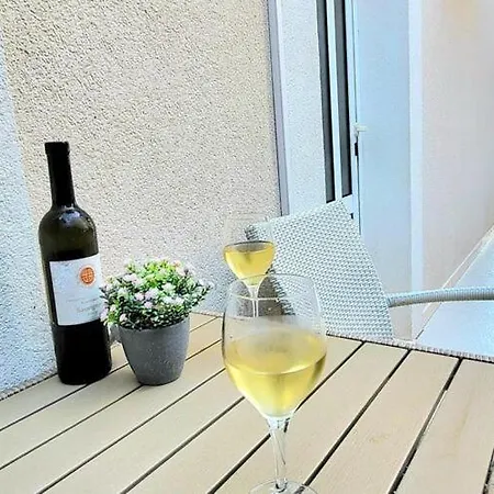 Dora - With Terrace Apartamento *