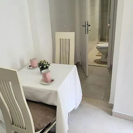 Dora - With Terrace Apartamento *