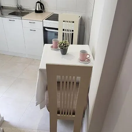 Dora - With Terrace Apartamento *